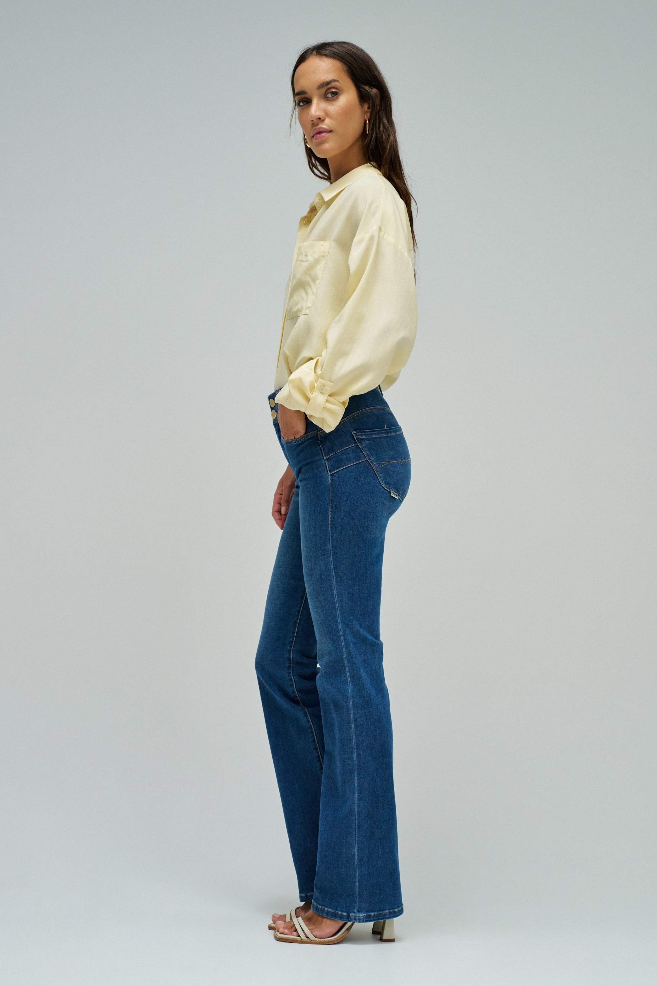 JEANS SECRET PUSH IN BOOTCUT SOFT TOUCH